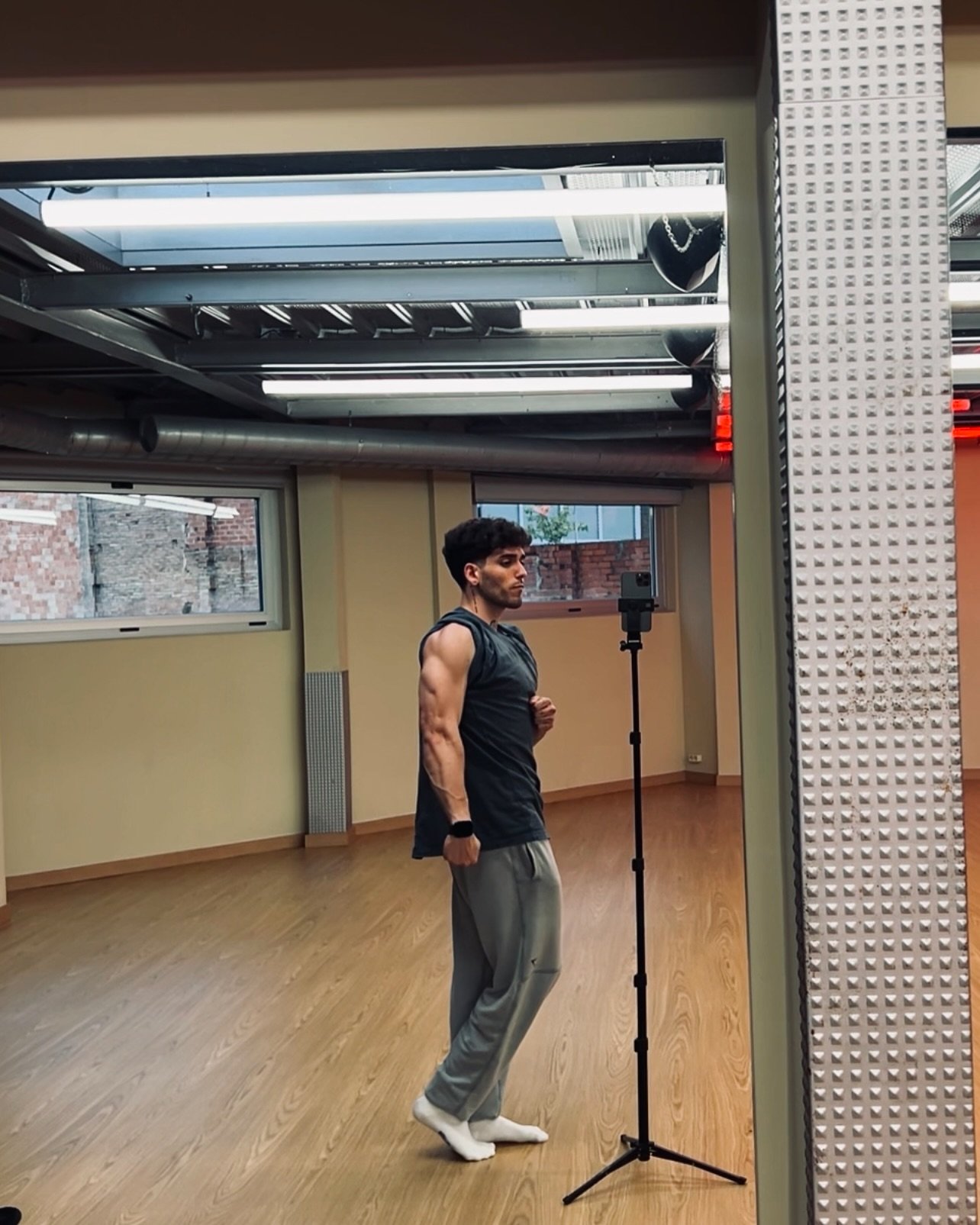 Ian posando